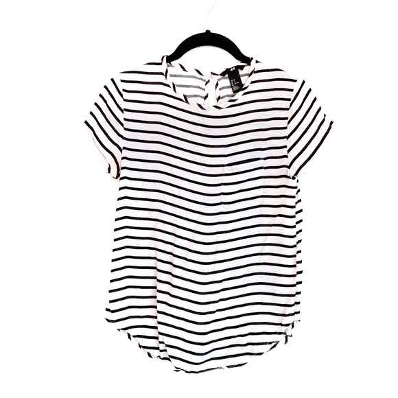 H&M Short Sleeve Pocket Top w/ Keyhole - Picture 1 of 3